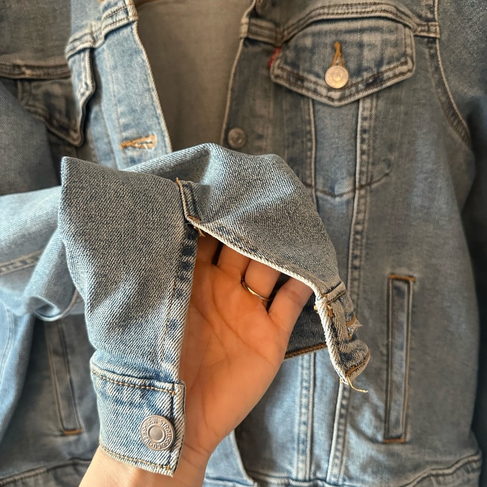 Levi's Classic Denim Trucker Jacket, light wash, size XL - Picture 7 of 9